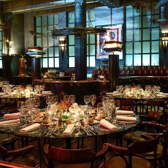 Alcântara Café - Mesa redonda elegante