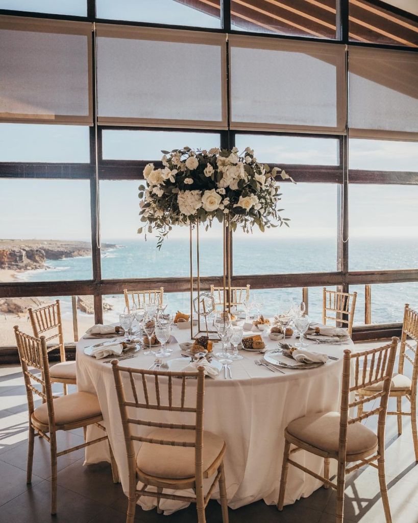 Arriba By The Sea - Mesa redonda com flores