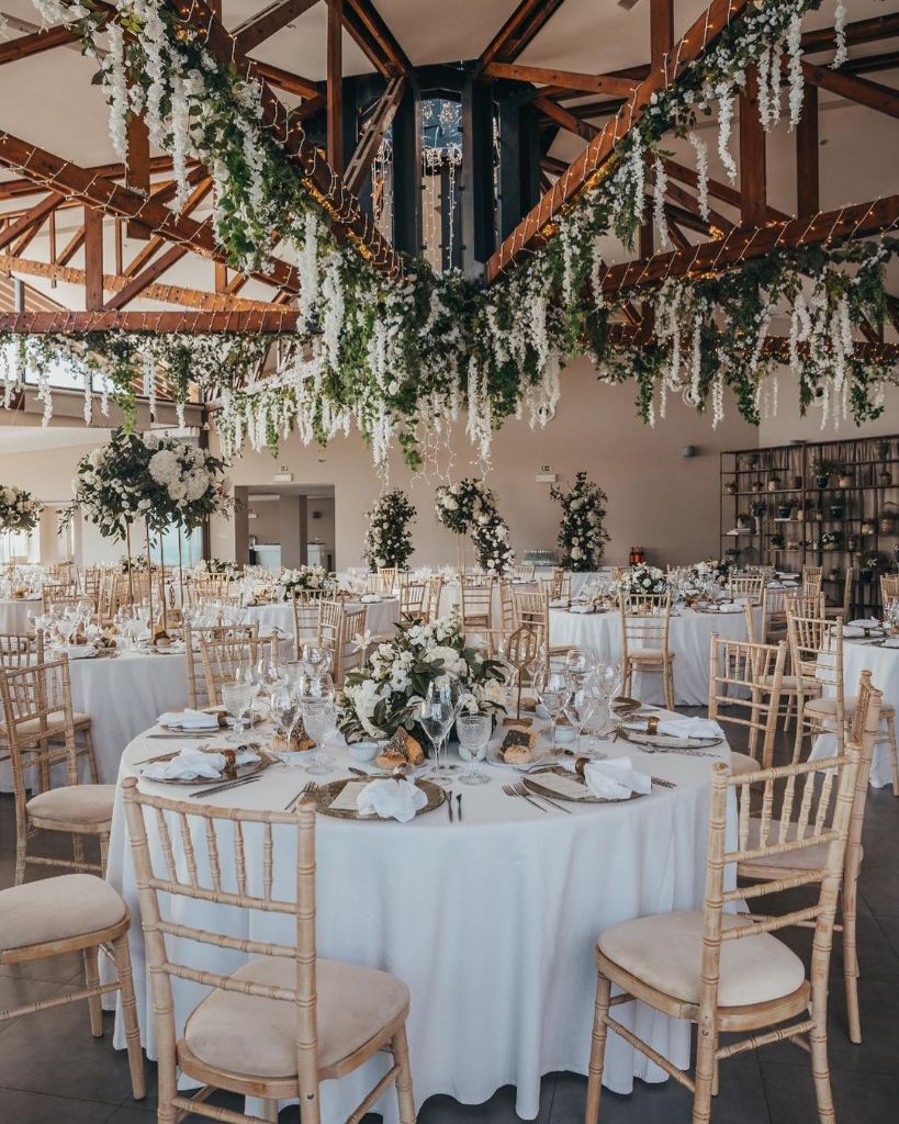 Arriba By The Sea - Salão com flores suspensas