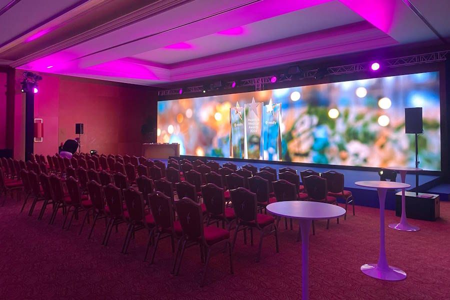 Salas de Reunião – Sala com ecrã LED